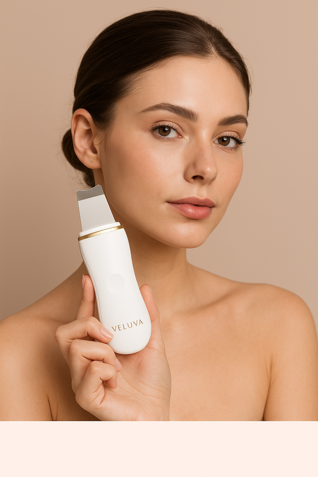 Woman holding a white electronic device labeled 'Viuva' against a beige background